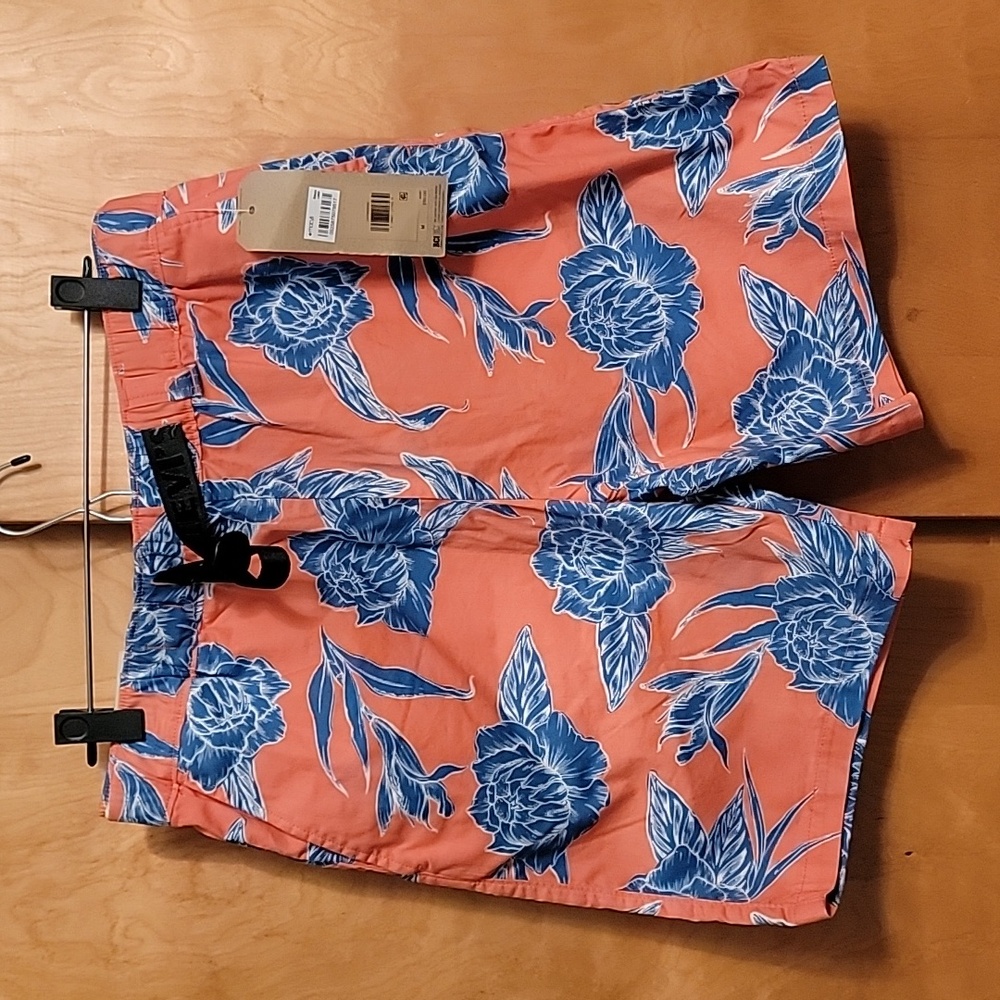 Levi's Men Utility Floral shorts NWT Medium